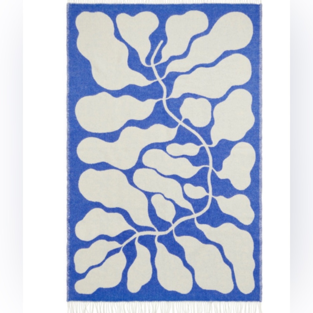 ISO Linnea Andersson blanket in beige or blue. DO NOT BUY